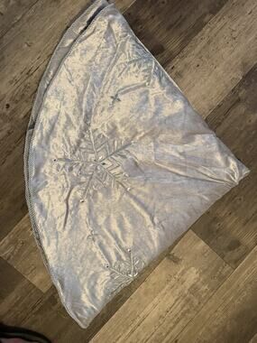 Tahari Silver Christmas Tree Skirt 46” Embroidered Snowflakes Rhinestone Velvet